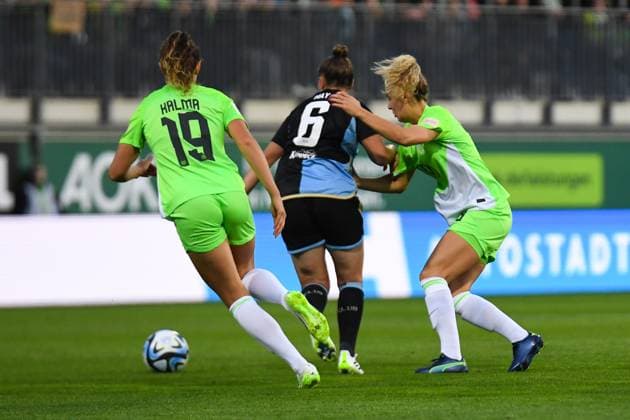 Soccer I Women I Season 2023 2024 I 3 Matchday I VfL Wolfsburg 1 FC Nuremberg I 06 10 2023 fight for the ball, Jessica May 6, 1 FC Nuremberg musss hold their own against Fenna Kalma 19, VfL Wolfsburg and Lena Lattwein 8, VfL Wolfsburg Wolfsburg AOK Stadion Lower Saxony Germany Copyright: xLobeca InesxHähnelx
