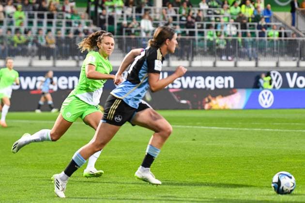 Soccer I Women I Season 2023 2024 I 3 Matchday I VfL Wolfsburg 1 FC Nürnberg I 06 10 2023 Fenna Kalma 19, VfL Wolfsburg runs Lara Schmidt 27, 1 FC Nürnberg to Wolfsburg AOK Stadium Lower Saxony Germany Copyright: xLobeca InesxHähnelx