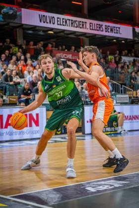 Sport Themen der Woche KW40 Sport Bilder des Tages 2. Basketball Bundesliga, Barmer BBL, Saison 2023 2024, Herren, Hauptrunde, 2. Spieltag, 06.10.2023, RASTA Vechta II - RÖMERSTROM Gladiators Trier Moritz Krimmer ( 27 - Römerstrom Gladiators Trier) in Aktion gegen Kaya Bayram ( 3 - RASTA Vechta II) Vechta RASTA Dome Niedersachsen Deutschland *** 2 Basketball Bundesliga, Barmer BBL, season 2023 2024, men, main round, 2 matchday, 06 10 2023, RASTA Vechta II RÖMERSTROM Gladiators Trier Moritz Krimmer 27 Römerstrom Gladiators Trier in action against Kaya Bayram 3 RASTA Vechta II Vechta RASTA Dome Lower Saxony Germany