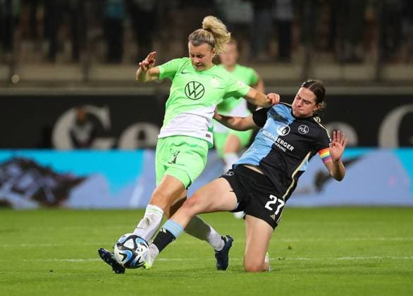VfL vs Nuremberg, BL Women Wolfsburg, 06 10 2023, FOOTBALL VfL Wolfsburg vs 1 FC Nuremberg, Google Pixel Women Bundesliga, Season 2023 24 Lena Lattwein VfL Wolfsburg , Lara Schmidt FC Nuremberg Wolfsburg