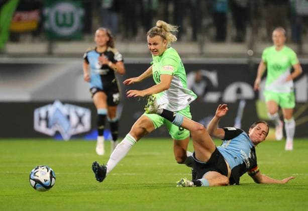 VfL vs Nuremberg, BL Women Wolfsburg, 06 10 2023, FOOTBALL VfL Wolfsburg vs 1 FC Nuremberg, Google Pixel Women Bundesliga, Season 2023 24 Lena Lattwein VfL Wolfsburg , Lara Schmidt FC Nuremberg Wolfsburg