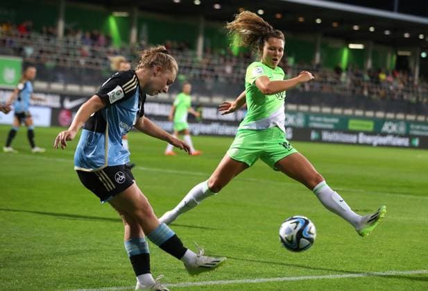 VfL vs Nuremberg, BL Women Wolfsburg, 06 10 2023, FOOTBALL VfL Wolfsburg vs 1 FC Nuremberg, Google Pixel Women Bundesliga, Season 2023 24 Franziska Mai FC Nuremberg , Fenna Kalma VfL Wolfsburg Wolfsburg