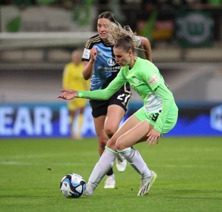 VfL vs Nuremberg, BL Women Wolfsburg, 06 10 2023, FOOTBALL VfL Wolfsburg vs 1 FC Nuremberg, Google Pixel Women Bundesliga, Season 2023 24 Lara Schmidt FC Nuremberg , Jule Brand VfL Wolfsburg Wolfsburg