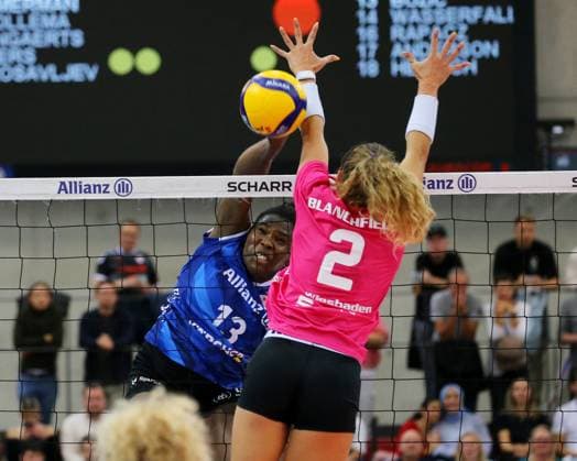 BAU 06 10 2023 Stuttgart Volleyball Allianz MTV Stuttgart vs VC Wiesbaden, v l Krystal Rivers Stuttgart , Jaidyn Blanchfild Wiesbaden
