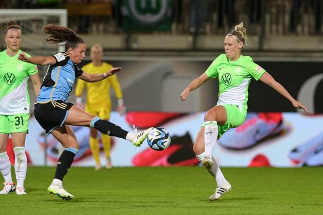 f l Elena Mühlemann 1 FC Nürnberg, 14 and Kristin Demann VfL Wolfsburg, 17 in duel, duel, dynamics, action, game scene, THE DFB DIRECTIVES PROHIBIT ANY USE OF PHOTOGRAPHS AS IMAGE SEQUENCES AND OR QUASI VIDEO , 06 10 2023, Wolfsburg Germany , Football, Google Pixel Womens Bundesliga, VfL Wolfsburg 1 FC Nürnberg xobx