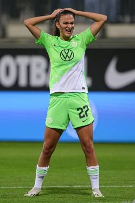 v li Riola Xhemaili VfL Wolfsburg 27 angry about a missed scoring chance, chance, opportunity, dissatisfied, disappointed, disappointment, THE DFB DIRECTIVES PROHIBIT ANY USE OF PHOTOGRAPHS AS IMAGE SEQUENCES AND OR QUASI VIDEO , 06 10 2023, Wolfsburg Germany , Football , Google Pixel Womens Bundesliga , VfL Wolfsburg 1 FC Nürnberg xobx