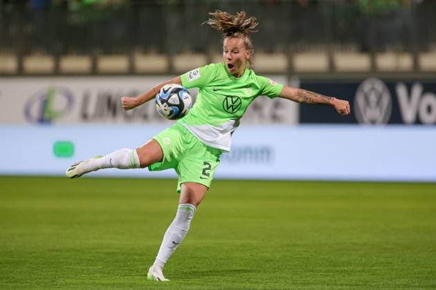 v li Lynn Wilms VfL Wolfsburg, 2 cropped, single image, full body, action, action, game scene, THE DFB DIRECTIVES PROHIBIT ANY USE OF PHOTOGRAPHS AS IMAGE SEQUENCES AND OR VIDEO LIKE PHOTOGRAPHS DFB REGULATES PROHIBIT ANY USE OF PHOTOGRAPHS AS IMAGE SEQUENCES AND OR QUASI VIDEO , 06 10 2023, Wolfsburg Germany , Football , Google Pixel Women Bundesliga , VfL Wolfsburg 1 FC Nürnberg xobx