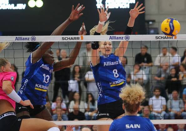 BAU 06 10 2023 Stuttgart Volleyball Allianz MTV Stuttgart vs VC Wiesbaden, back f l Krystal Rivers, Monique Strubbe Stuttgart