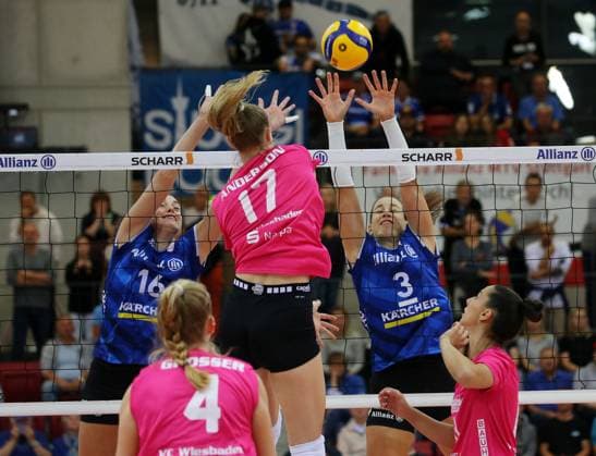 BAU 06 10 2023 Stuttgart Volleyball Allianz MTV Stuttgart vs VC Wiesbaden, back f l Kayla Haneline Stuttgart , Rachel Joy Anderson Wiesbaden , Maria Segura Palleres Stuttgart