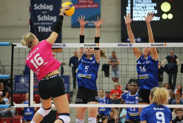 BAU 06 10 2023 Stuttgart Volleyball Allianz MTV Stuttgart vs VC Wiesbaden, f l Izabella Rapaz Wiesbaden , Corina Glaab, Kayla Haneline Stuttgart