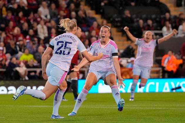 Sport Themen der Woche KW40 Sport Bilder des Tages The FA Women s Super League Manchester United, ManU Women v Arsenal Women Stina Blackstenius 25 of Arsenal Women celebrate with Alessia Russo 23 of Arsenal Women after she scores a goal to make it 0-1 during the The FA Women s Super League match Manchester United Women vs Arsenal Women at Leigh Sports Village, Leigh, United Kingdom, 6th October 2023 (Photo by Steve Flynn News Images) Leigh Leigh Sports Village Greater Manchester United Kingdom Copyright: xStevexFlynn NewsxImagesx