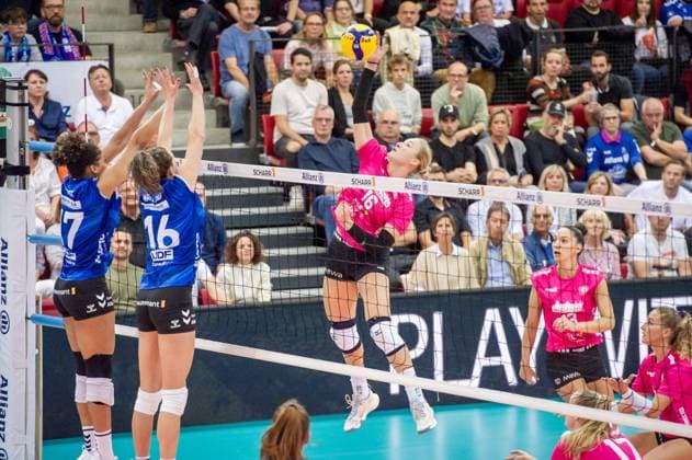 Izabella Rapacz VC Wiesbaden, 16 against the Stuttgart block of Alexis Hart Allianz MTV Stuttgart, 17 and Kayla Haneline Allianz MTV Stuttgart, 16 Allianz MTV Stuttgart VC Wiesbaden, Sports, Volleyball, Bundesliga, Women, VBL, Season 2023 24, Game 1, 06 10 2023, Stuttgart SCHARRena , DEU Allianz MTV Stuttgart VC Wiesbaden, Sports, Volleyball, Bundesliga, Women, VBL, Season 2023 24, Game 1, 06 10 2023, Stuttgart SCHARRena , DEU Stuttgart Copyright: xSandyxDinkelackerx EP_SDR