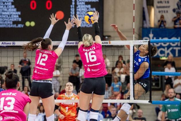 Nina Herelova VC Wiesbaden, 12 and Izabella Rapacz VC Wiesbaden, 16 block ball from Alexis Hart Allianz MTV Stuttgart, 17 Allianz MTV Stuttgart VC Wiesbaden, sports, volleyball, Bundesliga, women, VBL, season 2023 24, game 1, 06 10 2023, Stuttgart SCHARRena , DEU Allianz MTV Stuttgart VC Wiesbaden, sports, volleyball, Bundesliga, women, VBL, season 2023 24, game 1, 06 10 2023, Stuttgart SCHARRena , DEU Stuttgart Copyright: xSandyxDinkelackerx EP_SDR
