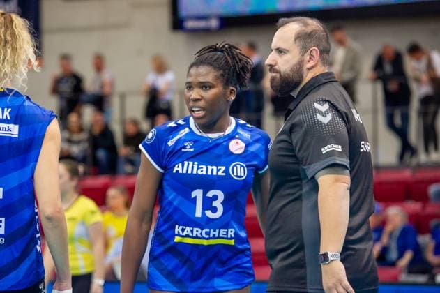 Krystal Rivers Allianz MTV Stuttgart, 13 with Konstantin Bitter coach Allianz MTV Stuttgart Allianz MTV Stuttgart VC Wiesbaden, sports, volleyball, Bundesliga, women, VBL, season 2023 24, game 1, 06 10 2023, Stuttgart SCHARRena , DEU Allianz MTV Stuttgart VC Wiesbaden, sports, volleyball, Bundesliga, women, VBL, season 2023 24, game 1, 06 10 2023, Stuttgart SCHARRena , DEU Stuttgart Copyright: xSandyxDinkelackerx EP_SDR
