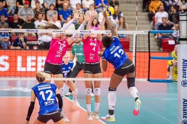 Krystal Rivers Allianz MTV Stuttgart, 13 vs Wiesbaden block of Nina Herelova VC Wiesbaden, 12 and Tanja Grosser VC Wiesbaden, 04 Allianz MTV Stuttgart VC Wiesbaden, sports, volleyball, Bundesliga, women, VBL, season 2023 24, game 1, 06 10 2023, Stuttgart SCHARRena , DEU Allianz MTV Stuttgart VC Wiesbaden, sports, volleyball, Bundesliga, women, VBL, season 2023 24, game 1, 06 10 2023, Stuttgart SCHARRena , DEU Stuttgart Copyright: xSandyxDinkelackerx EP_SDR