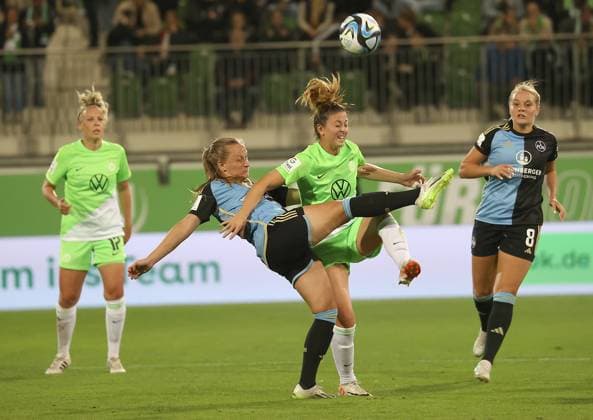 Luisa Guttenberger 1 FC Nuernberg , Chantal Hagel VfL Wolfsburg Football, Women, Season 2023 2024, 1 League, Google Pixel Women Bundesliga, VfL Wolfsburg vs 1 FC Nuernberg, 1 0 DFL REGULATES PROHIBIT ANY USE OF PHOTOGRAPHS AS IMAGE SEQUENCES AND OR QUASI VIDEO