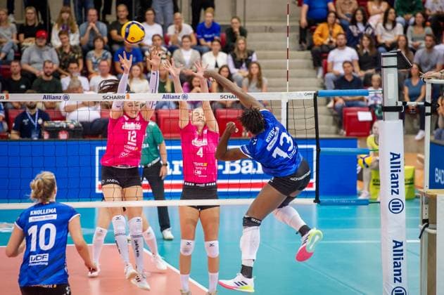 Krystal Rivers Allianz MTV Stuttgart, 13 vs Wiesbaden block of Nina Herelova VC Wiesbaden, 12 and Tanja Grosser VC Wiesbaden, 04 Allianz MTV Stuttgart VC Wiesbaden, sports, volleyball, Bundesliga, women, VBL, season 2023 24, game 1, 06 10 2023, Stuttgart SCHARRena , DEU Allianz MTV Stuttgart VC Wiesbaden, sports, volleyball, Bundesliga, women, VBL, season 2023 24, game 1, 06 10 2023, Stuttgart SCHARRena , DEU Stuttgart Copyright: xSandyxDinkelackerx EP_SDR