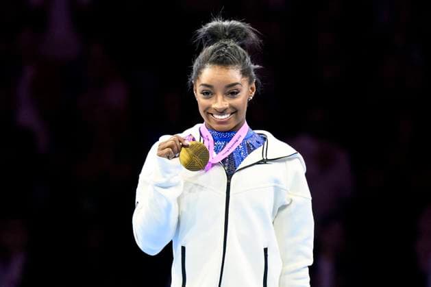 Bilder des Jahres 2023, Sport 10 Oktober Sport Themen der Woche KW40 Sport Bilder des Tages Turnen Weltmeisterschaft 2023 Turnen: Weltmeisterschaft 2023, Frauen, Mehrkampf, Finale, Sportpaleis. Simone Biles aus den USA bei der Siegerehrung mit Medaille. Antwerpen Sportpaleis Belgien *** Gymnastics World Championships 2023 Gymnastics World Championships 2023, women, all-around, final, Sportpaleis Simone Biles from the USA at the award ceremony with medal Antwerp Sportpaleis Belgium