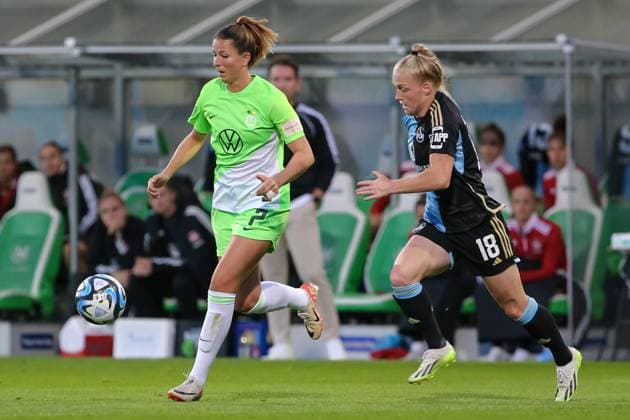f l Chantal Hagel VfL Wolfsburg, 7 and Franziska Mai 1 FC Nürnberg, 18 in duel, duel, dynamic, action, game scene, THE DFB DIRECTIVES PROHIBIT ANY USE OF PHOTOGRAPHS AS IMAGE SEQUENCES AND OR QUASI VIDEO , 06 10 2023, Wolfsburg Germany , Football , Google Pixel Womens Bundesliga , VfL Wolfsburg 1 FC Nürnberg xobx