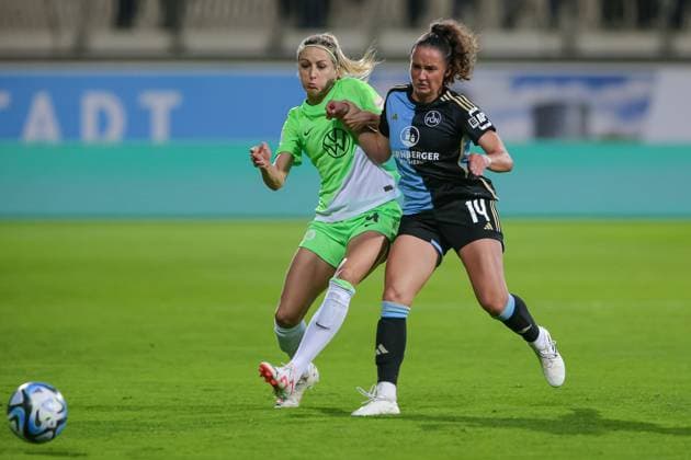 f l Kathrin Hendrich Kathy, VfL Wolfsburg, 4 and Elena Mühlemann 1 FC Nürnberg, 14 in duel, duel, dynamic, action, game scene, THE DFB REGULATIONS PROHIBIT ANY USE OF PHOTOGRAPHS AS IMAGE SEQUENCES AND OR QUASI VIDEO , 06 10 2023, Wolfsburg Germany , Football , Google Pixel Womens Bundesliga , VfL Wolfsburg 1 FC Nürnberg xobx