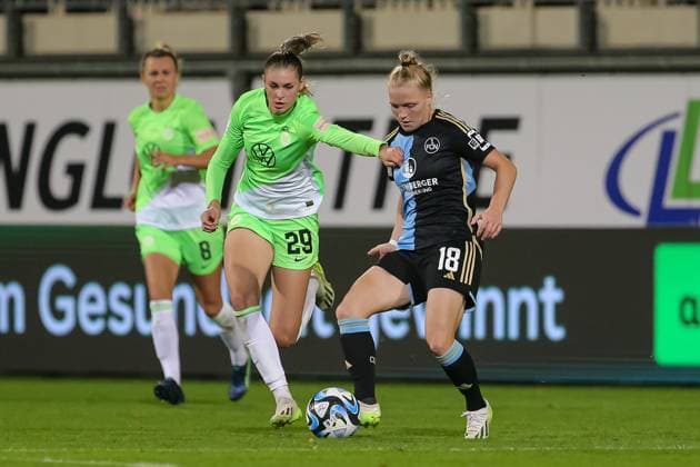 f l Jule Brand VfL Wolfsburg, 29 and Franziska Mai 1 FC Nürnberg, 18 in duel, duel, dynamic, action, game scene, THE DFB DIRECTIVES PROHIBIT ANY USE OF PHOTOGRAPHS AS IMAGE SEQUENCES AND OR QUASI VIDEO , 06 10 2023, Wolfsburg Germany , Football , Google Pixel Womens Bundesliga , VfL Wolfsburg 1 FC Nürnberg xobx