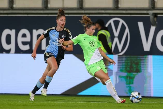 f l Emma Kusch 1 FC Nürnberg, 9 and Chantal Hagel VfL Wolfsburg, 7 in duel, duel, dynamic, action, game scene, THE DFB DIRECTIVES PROHIBIT ANY USE OF PHOTOGRAPHS AS IMAGE SEQUENCES AND OR QUASI VIDEO , 06 10 2023, Wolfsburg Germany , Football , Google Pixel Womens Bundesliga , VfL Wolfsburg 1 FC Nürnberg xobx