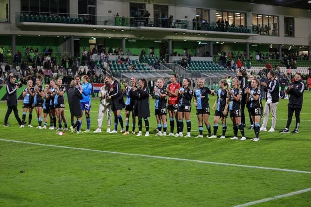 v li players from 1 FC Nürnberg thank fans, spectators for support, THE DFB DIRECTIVES PROHIBIT ANY USE OF PHOTOGRAPHS AS IMAGE SEQUENCES AND OR QUASI VIDEO , 06 10 2023, Wolfsburg Germany , Football, Google Pixel Womens Bundesliga, VfL Wolfsburg 1 FC Nürnberg xobx