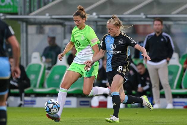 f l Chantal Hagel VfL Wolfsburg, 7 and Franziska Mai 1 FC Nürnberg, 18 in duel, duel, dynamic, action, game scene, THE DFB DIRECTIVES PROHIBIT ANY USE OF PHOTOGRAPHS AS IMAGE SEQUENCES AND OR QUASI VIDEO , 06 10 2023, Wolfsburg Germany , Football , Google Pixel Womens Bundesliga , VfL Wolfsburg 1 FC Nürnberg xobx