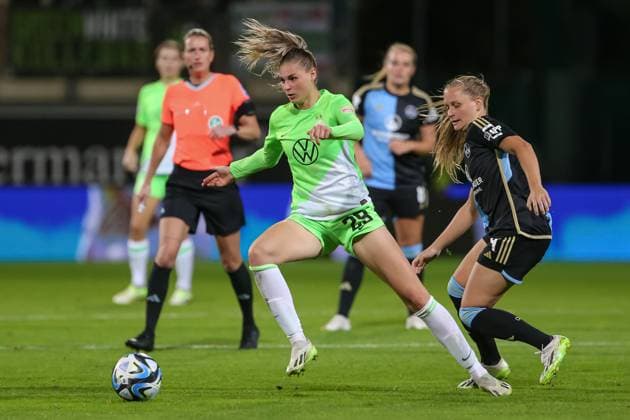 f l Jule Brand VfL Wolfsburg, 29 and Luisa Guttenberger 1 FC Nürnberg, 4 in duel, duel, dynamics, action, game scene, THE DFB DIRECTIVES PROHIBIT ANY USE OF PHOTOGRAPHS AS IMAGE SEQUENCES AND OR QUASI VIDEO , 06 10 2023, Wolfsburg Germany , Football, Google Pixel Womens Bundesliga, VfL Wolfsburg 1 FC Nürnberg xobx