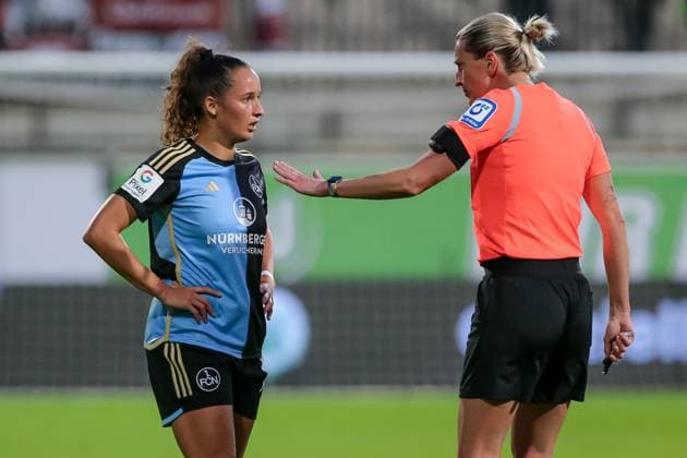 v li Nuria Rabano Blanco VfL Wolfsburg, 14 is admonished by referee Anna Lena Heidenreich, THE DFB DIRECTIVES PROHIBIT ANY USE OF PHOTOGRAPHS AS IMAGE SEQUENCES AND OR QUASI VIDEO , 06 10 2023, Wolfsburg Germany , Football , Google Pixel Women Bundesliga , VfL Wolfsburg 1 FC Nürnberg xobx