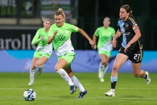f l Lena Lattwein VfL Wolfsburg, 8 and Lara Schmidt 1 FC Nürnberg, 27 in running duel, duel, duel, dynamics, action, game scene, THE DFB DIRECTIVES PROHIBIT ANY USE OF PHOTOGRAPHS AS IMAGE SEQUENCES AND OR QUASI VIDEO , 06 10 2023, Wolfsburg Germany , Football, Google Pixel Womens Bundesliga, VfL Wolfsburg 1 FC Nürnberg xobx