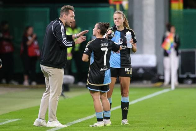 f l Thomas Osstendorp coach, 1 FC Nuremberg in conversation with Marina Scholz 1 FC Nuremberg, 7 and Amelie Thöle 1 FC Nuremberg, 12 , THE DFB DIRECTIVES PROHIBIT ANY USE OF PHOTOGRAPHS AS IMAGE SEQUENCES AND OR QUASI VIDEO , 06 10 2023, Wolfsburg Germany , Football , Google Pixel Womens Bundesliga , VfL Wolfsburg 1 FC Nuremberg xobx