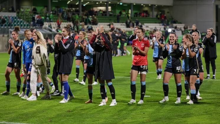 v li players from 1 FC Nürnberg thank fans, spectators for support, THE DFB DIRECTIVES PROHIBIT ANY USE OF PHOTOGRAPHS AS IMAGE SEQUENCES AND OR QUASI VIDEO , 06 10 2023, Wolfsburg Germany , Football, Google Pixel Womens Bundesliga, VfL Wolfsburg 1 FC Nürnberg xobx