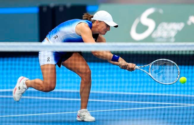 (231007) -- BEIJING, Oct. 7, 2023 -- Iga Swiatek hits a return during the women s singles semifinal between Iga Swiatek of Poland and Coco Gauff of the United States at China Open tennis tournament in Beijing, capital of China, Oct. 7, 2023. ) (SP)CHINA-BEIJING-TENNIS-CHINA OPEN-WOMEN S SINGLES-SEMIFINAL (CN) LuoxYuan 