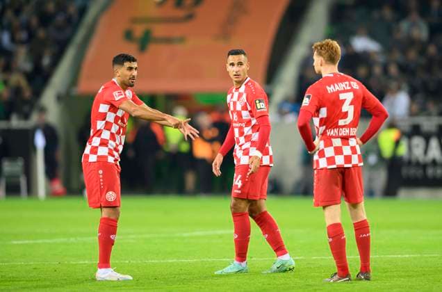 v l Aymen BARKOK MZ , Anwar EL GHAZI MZ , Sepp VAN DEN BERG MZ Talk, Discussion, Football 1 Bundesliga, Matchday 7, Borussia Moenchengladbach MG 1 FSV Mainz 05 MZ 2 2, am 06 10 2023 in Moenchengladbach Germany DFL regulations prohibit any use of photographs as image sequences and or quasi video Â
