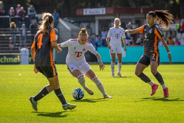 Sport Themen der Woche KW40 Sport Bilder des Tages GOOGLE PIXEL Frauen-Bundesliga: 1. FC Köln - MSV Duisburg Laura Vogt (1. FC Koeln, Nr. 8); GOOGLE PIXEL Frauen-Bundesliga: 1. FC Köln - MSV Duisburg, 3. Spieltag, am 07.10.2023 im Franz-Kremer-Stadion in Koeln. DFL REGULATIONS PROHIBIT ANY USE OF PHOTOGRAPHS AS IMAGE SEQUENCES AND OR QUASI-VIDEO. *** GOOGLE PIXEL Womens Bundesliga 1 FC Köln MSV Duisburg Laura Vogt 1 FC Koeln, Nr 8 GOOGLE PIXEL Womens Bundesliga 1 FC Köln MSV Duisburg, 3 Matchday, on 07 10 2023 at Franz Kremer Stadium in Koeln DFL REGULATIONS PROHIBIT ANY USE OF PHOTOGRAPHS AS IMAGE SEQUENCES AND OR QUASI VIDEO Copyright: xBEAUTIFULxSPORTS LeahxKohringx