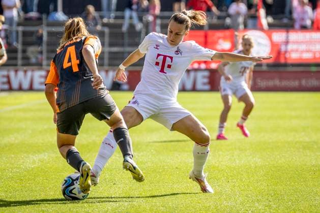 GOOGLE PIXEL Womens Bundesliga 1 FC Köln MSV Duisburg In duel Kara Bathmann MSV Duisburg, Nr 4 and Dora Zeller 1 FC Koeln, Nr 19 GOOGLE PIXEL Womens Bundesliga 1 FC Köln MSV Duisburg, 3 Matchday, on 07 10 2023 at Franz Kremer Stadium in Koeln DFL REGULATIONS PROHIBIT ANY USE OF PHOTOGRAPHS AS IMAGE SEQUENCES AND OR QUASI VIDEO Copyright: xBEAUTIFULxSPORTS LeahxKohringx