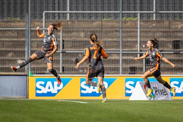 GOOGLE PIXEL Womens Bundesliga 1 FC Köln MSV Duisburg Joy at Yvonne Zielinski MSV Duisburg, Nr 17 and her teammates GOOGLE PIXEL Womens Bundesliga 1 FC Köln MSV Duisburg, 3 Matchday, on 07 10 2023 at Franz Kremer Stadium in Cologne DFL REGULATIONS PROHIBIT ANY USE OF PHOTOGRAPHS AS IMAGE SEQUENCES AND OR QUASI VIDEO Copyright: xBEAUTIFULxSPORTS LeahxKohringx