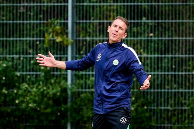 Daniel Bauer coach, VfL Wolfsburg U19 points gestures gestures with arm arms emotion 07 10 2023 football youth football juniors U19 season 2023 2024 DFB Pokal Achtelfinal SpVgg Greuther Fürth VfL Wolfsburg peko xpexkox fuerth_wolfsburg_peko