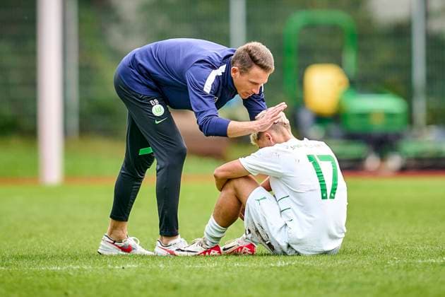 Adem Imeri 17, SpVgg Greuther Fürth Disappointed Unhappy Dejected after end of game Daniel Bauer coach, VfL Wolfsburg U19 07 10 2023 football youth football juniors U19 season 2023 2024 DFB Pokal Achtelfinal SpVgg Greuther Fürth VfL Wolfsburg peko xpexkox fuerth_wolfsburg_peko