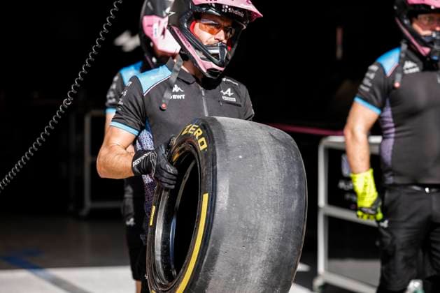 Alpine F1 Team mechanic, mecanicien, mechanics Pirelli tyres, pneus, tyre, pneu, during the 2023 Formula 1 Qatar Grand Prix, 17th round of the 2023 Formula One World Championship, WM, Weltmeisterschaft from October 6 to 8, 2023 on the Lusail International Circuit, in Doha, Qatar - F1 - QATAR GRAND PRIX 2023 DPPI Panoramic 00123038__R5_7049