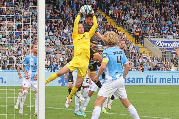 Sport Themen der Woche KW40 Sport Bilder des Tages 1 Marco Hiller ( 1860) gegen 30 Stefan Kutschke (Dynamo Dresden) Fussball 3. Liga TSV 1860 Muenchen - Dynamo Dresden Gruenwalderstadion 07.10.2023 FOTO: Mladen Lackovic LakoPress *** 1 Marco Hiller 1860 against 30 Stefan Kutschke Dynamo Dresden Football 3 Liga TSV 1860 Muenchen Dynamo Dresden Gruenwalderstadion 07 10 2023 PHOTO Mladen Lackovic LakoPress