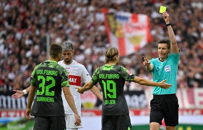 Sport Themen der Woche KW40 Sport Bilder des Tages Schiedsrichter Referee Daniel Siebert zeigt Lovro Majer VfL Wolfsburg (19) gelbe Karte gelb Verwarnung fuer Foul an Angelo Stiller VfB Stuttgart (06) Gestik Geste VfB Stuttgart vs VfL Wolfsburg 07.10.2023 DFL REGULATIONS PROHIBIT ANY USE OF PHOTOGRAPHS AS IMAGE SEQUENCES AND OR QUASI-VIDEO VfB Stuttgart vs VfL Wolfsburg *** Referee Daniel Siebert shows Lovro Majer VfL Wolfsburg 19 yellow card yellow warning for foul on Angelo Stiller VfB Stuttgart 06 gesture gesture VfB Stuttgart vs VfL Wolfsburg 07 10 2023 DFL REGULATIONS PROHIBIT ANY USE OF PHOTOGRAPHS AS IMAGE SEQUENCES AND OR QUASI VIDEO VfB Stuttgart vs VfL Wolfsburg