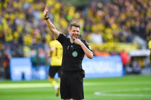 Sport Themen der Woche KW40 Sport Bilder des Tages Fussball, Herren, 1. Bundesliga, Saison 2023 2024, (7. Spieltag), Borussia Dortmund - 1. FC Union Berlin, v. l. Schiedsrichter Patrick Ittrich gestikuliert, gestures , 07.10. 2023, *** Football, men, 1 Bundesliga, 2023 2024 season, Matchday 7 , Borussia Dortmund 1 FC Union Berlin, v l referee Patrick Ittrich gestures, gestures , 07 10 2023, Copyright: xSebastianxRäppold MatthiasxKochx