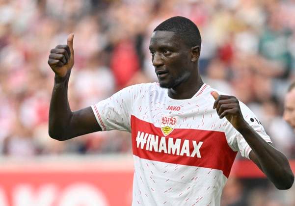 Sport Bilder des Tages Serhou Guirassy VfB Stuttgart (09) Gestik Geste Daumen hoch VfB Stuttgart vs VfL Wolfsburg 07.10.2023 DFL REGULATIONS PROHIBIT ANY USE OF PHOTOGRAPHS AS IMAGE SEQUENCES AND OR QUASI-VIDEO VfB Stuttgart vs VfL Wolfsburg *** Serhou Guirassy VfB Stuttgart 09 gesture gesture thumbs up VfB Stuttgart vs VfL Wolfsburg 07 10 2023 DFL REGULATES PROHIBIT ANY USE OF PHOTOGRAPHS AS IMAGE SEQUENCES AND OR QUASI VIDEO VfB Stuttgart vs VfL Wolfsburg