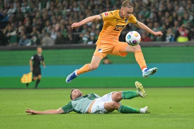 Sport Themen der Woche KW40 Sport Bilder des Tages GER, 1. FBL, SV Werder Bremen vs TSG Hoffenheim 07.10.2023, wohninvest Weserstadion, Bremen, GER, 1. FBL, SV Werder Bremen vs TSG Hoffenheim im Bild picture shows Maximilian Beier (TSG 1899 Hoffenheim 14) ueberspielt ueberspringt Nicolai Rapp (Werder Bremen 23) *** GER, 1 FBL, SV Werder Bremen vs TSG Hoffenheim 07 10 2023, wohninvest Weserstadion, Bremen, GER, 1 FBL, SV Werder Bremen vs TSG Hoffenheim in picture shows Maximilian Beier TSG 1899 Hoffenheim 14 ueberspielt ueberspringen Nicolai Rapp Werder Bremen 23 nordphotoxGmbHx xKokenge nph00001
