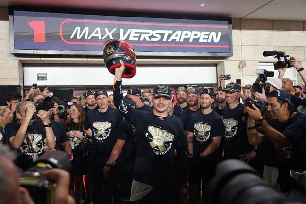 Formula 1 Qatar Airways Qatar Grand Prix 2023 07 10 2023, Losail International Circuit, Doha, Formula 1 Qatar Airways Qatar Grand Prix 2023 ,in picture The Red Bull team celebrates with Max Verstappen from the Netherlands of the Oracle Red Bull team the third world title nordphotoxGmbHx xBratic nph00250
