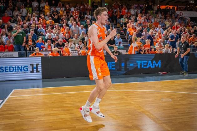 1 Basketball Bundesliga, easyCredit BBL, season 2023 2024, men, main round, 3 match day, 07 10 2023, RASTA Vechta Tigers Tübingen Johann Grünloh 17 RASTA Vechta with the Humba Vechta RASTA Dome Lower Saxony Germany