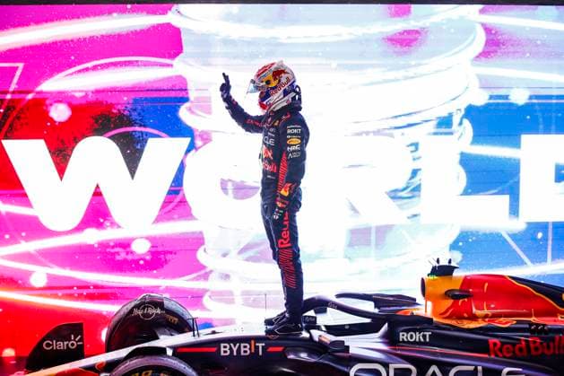 VERSTAPPEN Max (ned), Red Bull Racing RB19, portrait celebrates his 3rd Formula 1 World Champion during the 2023 Formula 1 Qatar Grand Prix, 17th round of the 2023 Formula One World Championship, WM, Weltmeisterschaft from October 6 to 8, 2023 on the Lusail International Circuit, in Doha, Qatar - F1 - QATAR GRAND PRIX 2023 DPPI Panoramic  00123038__R3_8301