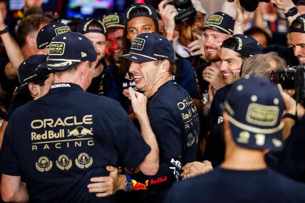 Sport Bilder des Tages VERSTAPPEN Max (ned), Red Bull Racing RB19, portrait celebrates his 3rd Formula One World Champion mechanic, mecanicien, mechanics during the 2023 Formula 1 Qatar Grand Prix, 17th round of the 2023 Formula One World Championship, WM, Weltmeisterschaft from October 6 to 8, 2023 on the Lusail International Circuit, in Doha, Qatar - F1 - QATAR GRAND PRIX 2023 DPPI Panoramic 00123038__R5_7787
